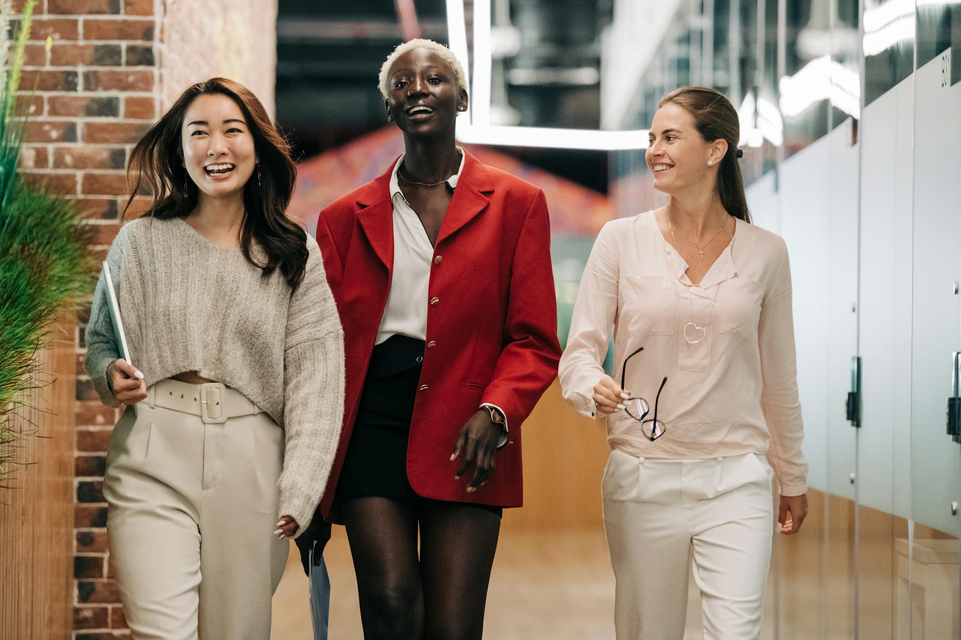 Optimisme: A Group Of People Walking Down A Hallway