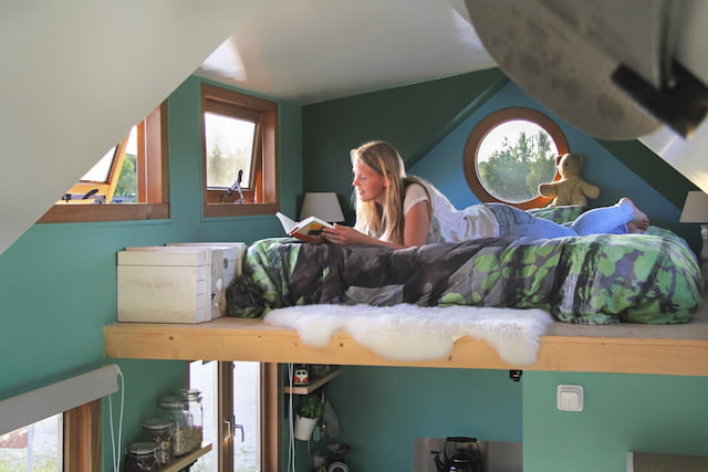 Dit stel woont samen in een tiny house 3 Shirly Tiny House Loft