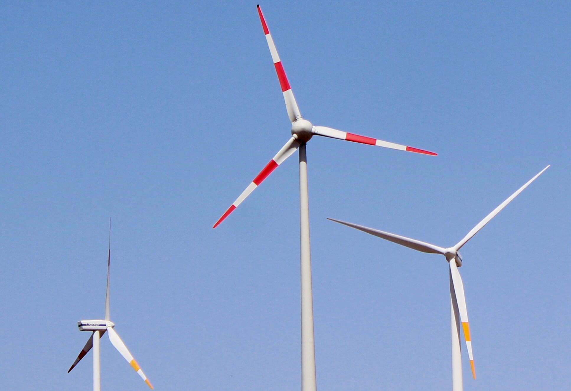 Drie Windmolens Voor Een Blauwe Lucht.
