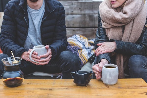 Vrienden Drinken Koffie In Adult-Dorm