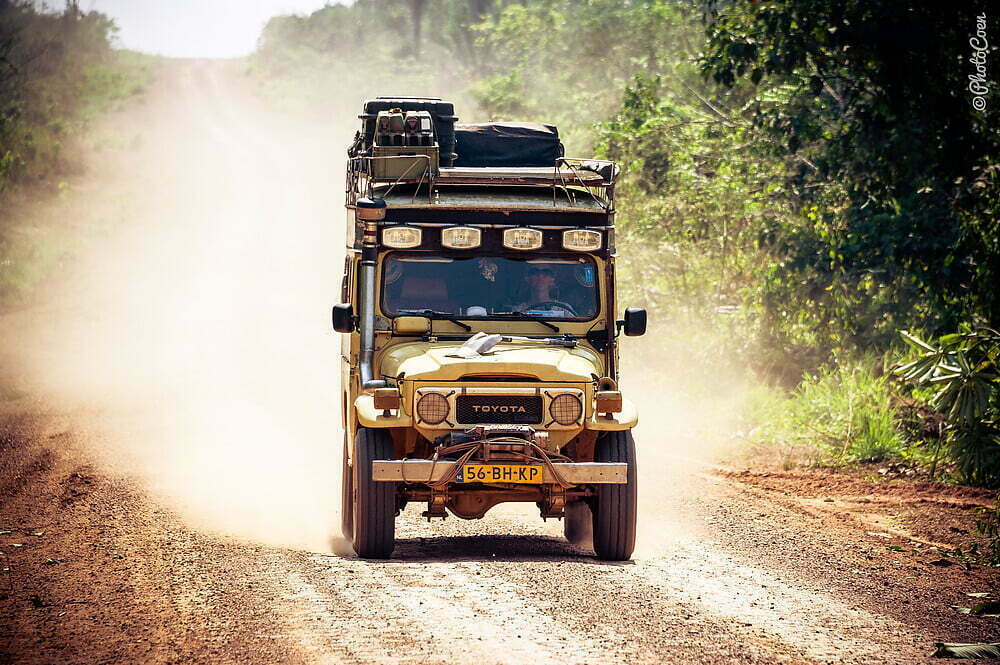 Land Cruiser Op Een Stoffige Weg