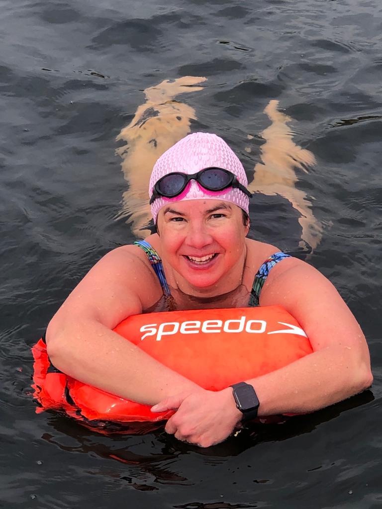 Susan Geeft Trainingen Aan Mensen Die Willen Leren Winterzwemmen