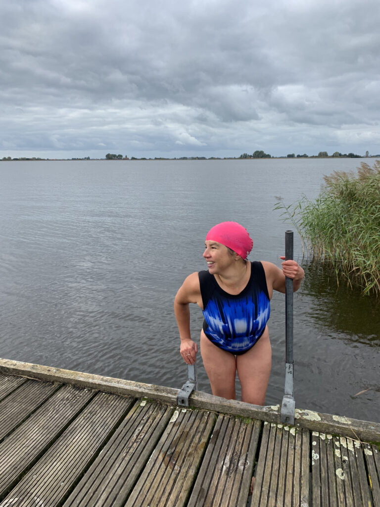 Susan Geeft Trainingen Aan Mensen Die Willen Leren Winterzwemmen