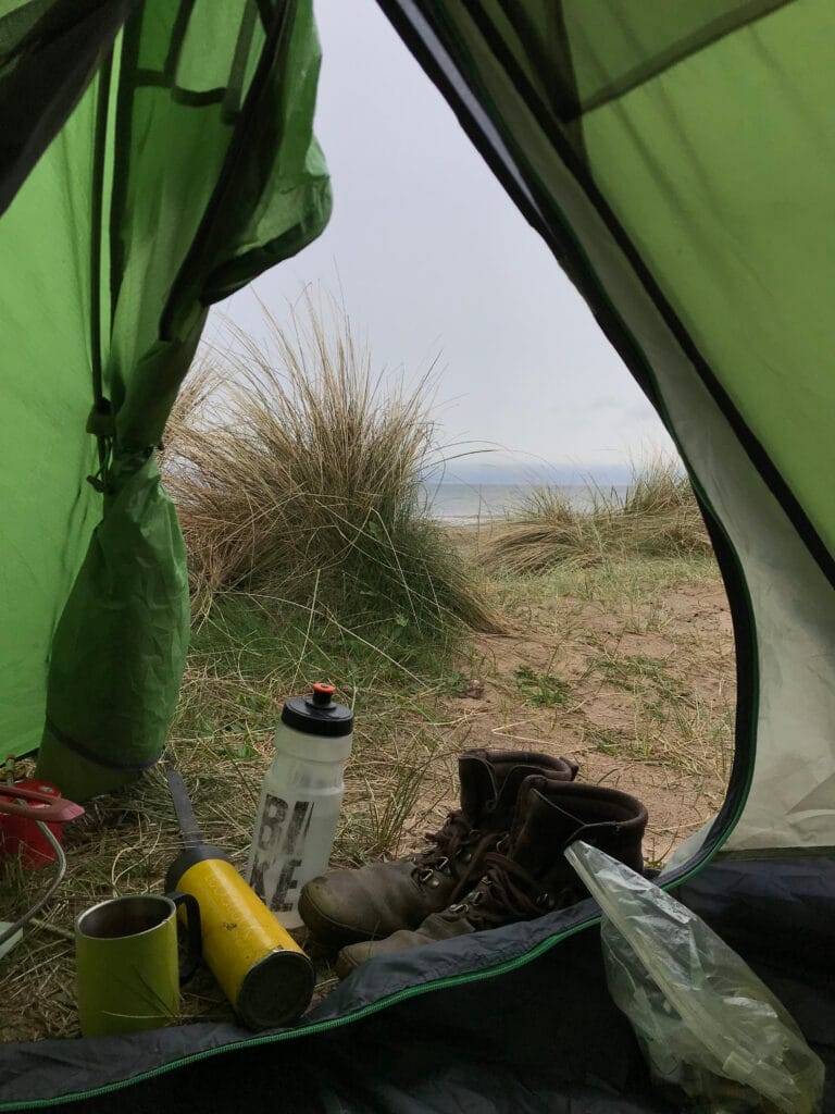 Minimalisme ten top: Simone woonde twee jaar middenin de natuur in een klein tentje 7 Minimalisme Ten Top: Simone Woont In Een Tent In Schotland