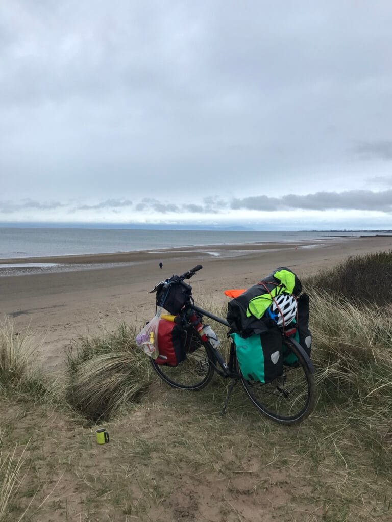 Minimalisme ten top: Simone woonde twee jaar middenin de natuur in een klein tentje 5 Minimalisme Ten Top: Simone Woont In Een Tent In Schotland
