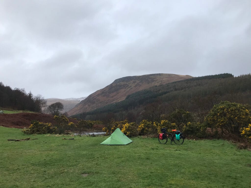 Minimalisme ten top: Simone woonde twee jaar middenin de natuur in een klein tentje 4 Minimalisme Ten Top: Simone Woont In Een Tent In Schotland