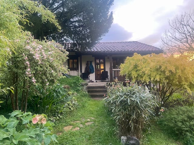 Bas En Simone Willen Hun Berghut In Asturië, Spanje, Met Anderen Delen