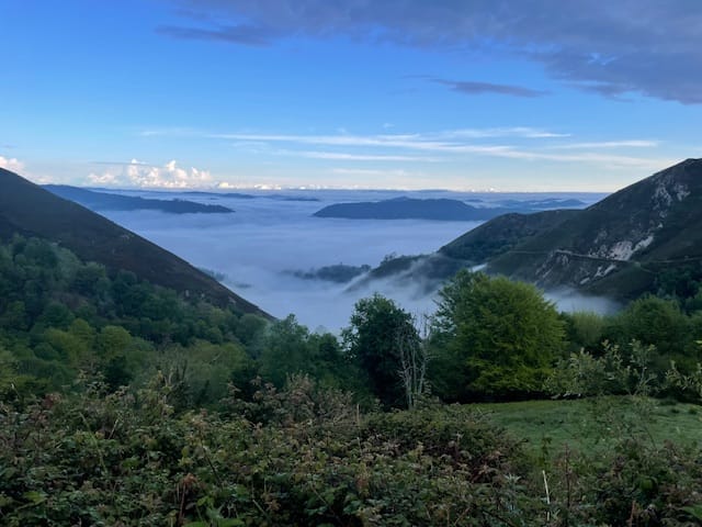 Bas En Simone Willen Hun Berghut In Asturië, Spanje, Met Anderen Delen