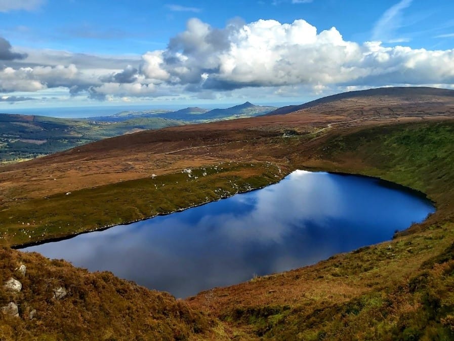 Witte stranden, turquoise zee en nog 5 verrassende plekken in Ierland (dit zijn de insider tips van een local) 7 Lough Bray Wicklow Mountains National Park Co Wicklow Master