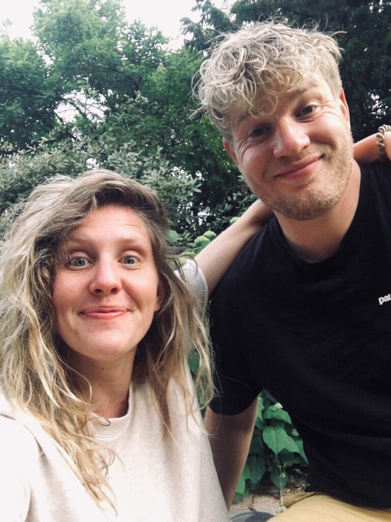 Bas En Simone Willen Hun Berghut In Asturië, Spanje, Met Anderen Delen