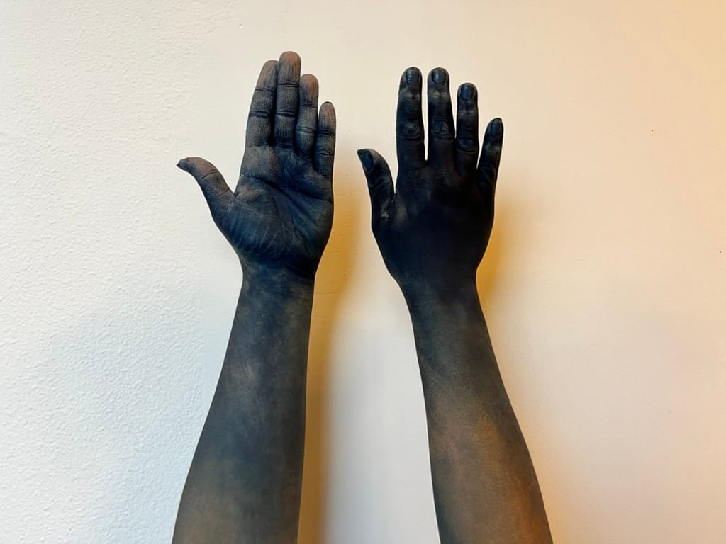 Roua Gebruikt Plantaardige Textielverf Met Indigo Uit Amsterdam Om Kleding Van Duurzame Merken Te Kleuren