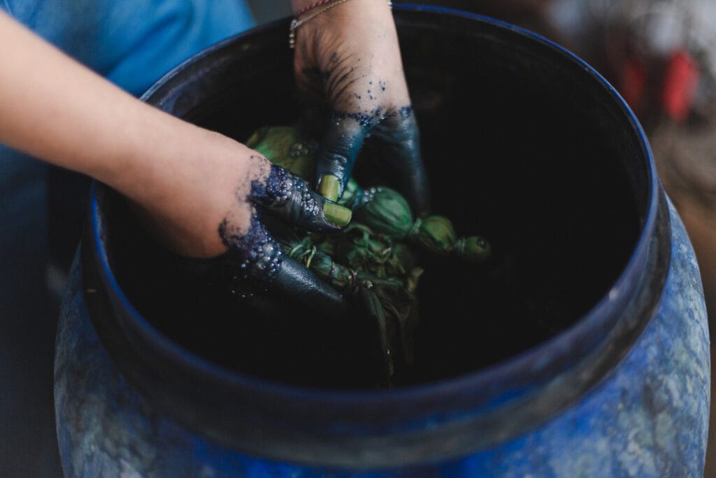 Roua Gebruikt Plantaardige Textielverf Met Indigo Uit Amsterdam Om Kleding Van Duurzame Merken Te Kleuren