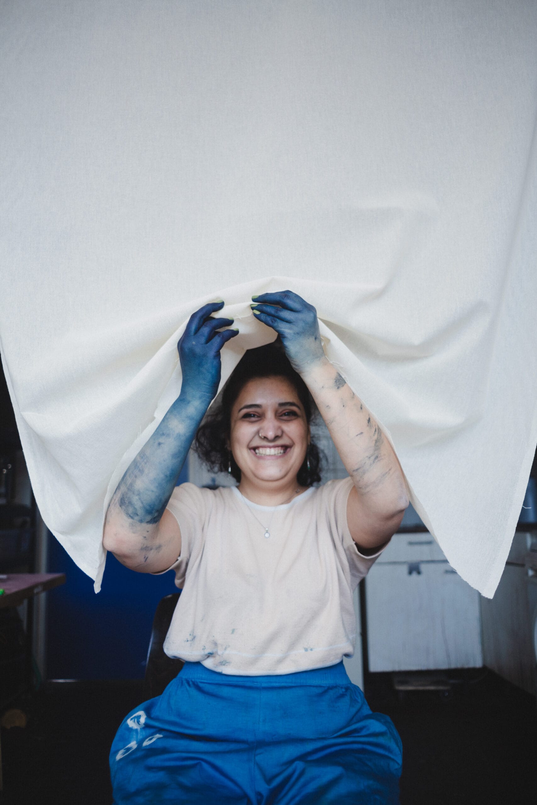 Roua Gebruikt Plantaardige Textielverf Met Indigo Uit Amsterdam Om Kleding Van Duurzame Merken Te Kleuren