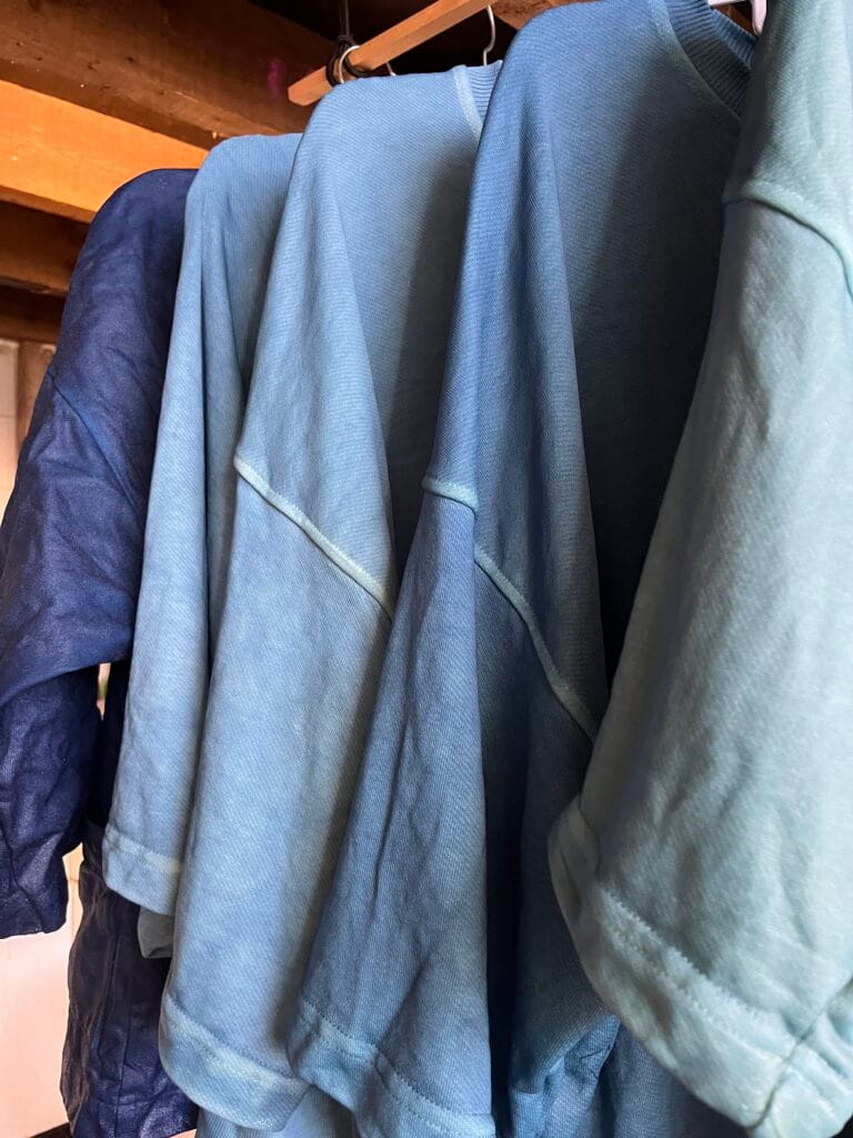 Roua Gebruikt Plantaardige Textielverf Met Indigo Uit Amsterdam Om Kleding Van Duurzame Merken Te Kleuren