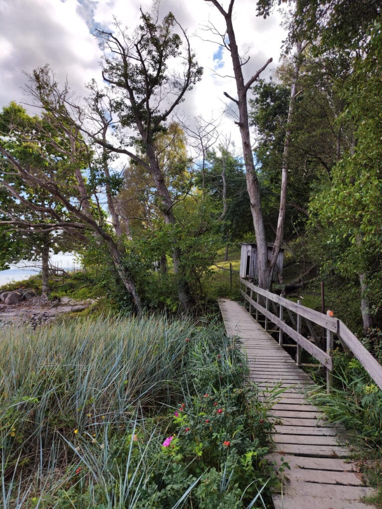 Groene Heuveltoppen, Verlaten Witte Stranden, Kleine Vissersdorpjes En Glooiende (Koolzaad)Velden Afgewisseld Met Kleine Bossen En Heldere Meertjes.