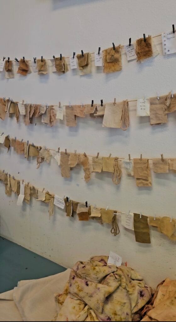 Roua Gebruikt Plantaardige Textielverf Met Indigo Uit Amsterdam Om Kleding Van Duurzame Merken Te Kleuren