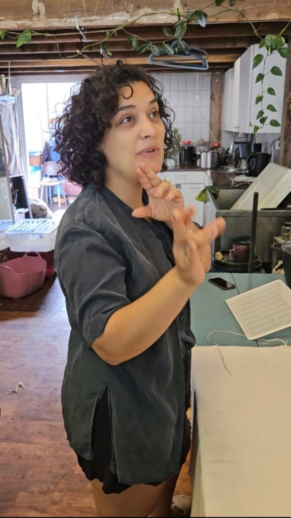 Roua Gebruikt Plantaardige Textielverf Met Indigo Uit Amsterdam Om Kleding Van Duurzame Merken Te Kleuren