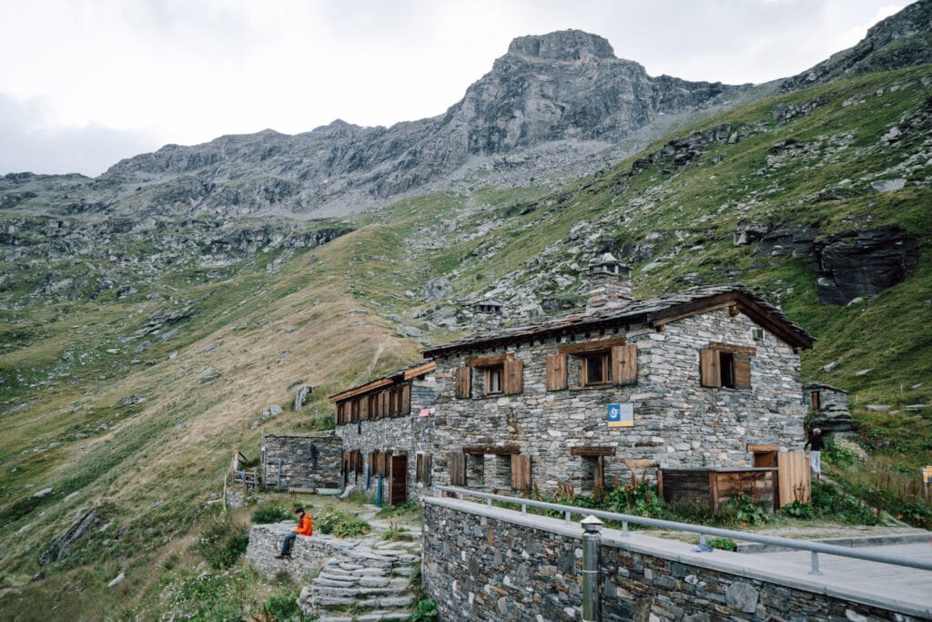 Alleen op avontuur: Paulien doet niets liever. Zo'n 10 maanden per jaar reist ze al lopend en fietsend door Europa. 6 Alleen Op Avontuur: Paulien Doet Niks Liever En Reist Zo’n 10 Maanden Per Jaar Al Lopend En Fietsend Door Europa. Dit Zijn Haar Tips