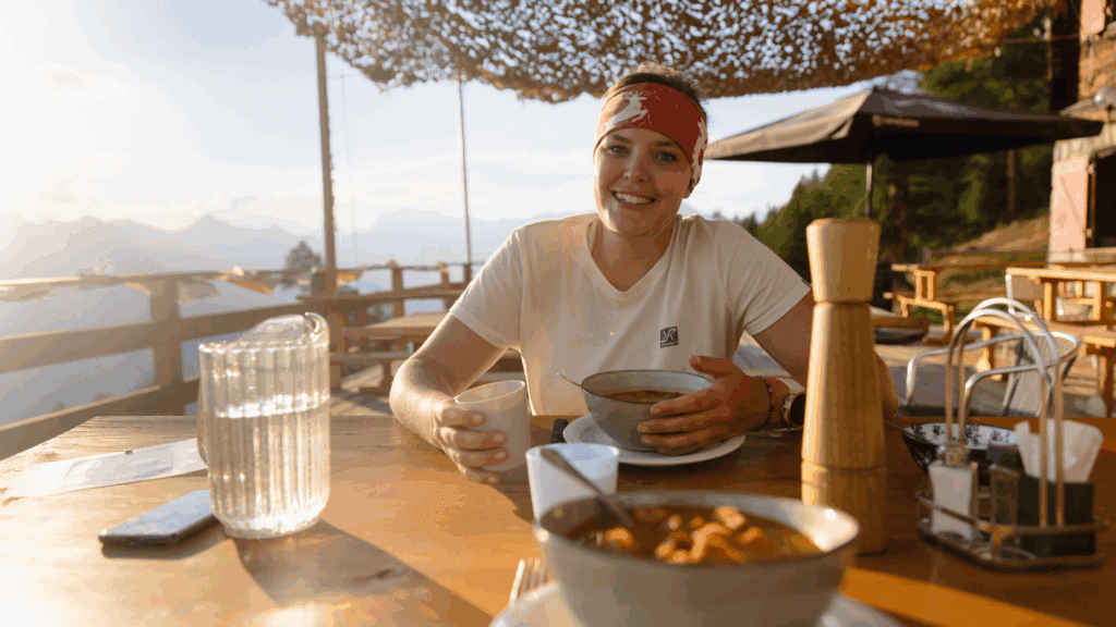Alleen op avontuur: Paulien doet niets liever. Zo'n 10 maanden per jaar reist ze al lopend en fietsend door Europa. 5 Alleen Op Avontuur: Paulien Doet Niks Liever En Reist Zo’n 10 Maanden Per Jaar Al Lopend En Fietsend Door Europa. Dit Zijn Haar Tips