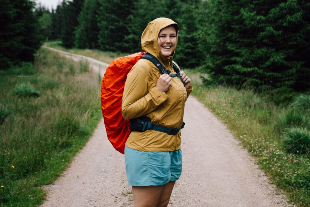 Alleen op avontuur: Paulien doet niets liever. Zo'n 10 maanden per jaar reist ze al lopend en fietsend door Europa. 7 Alleen Op Avontuur: Paulien Doet Niks Liever En Reist Zo’n 10 Maanden Per Jaar Al Lopend En Fietsend Door Europa. Dit Zijn Haar Tips