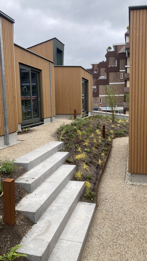 Jaap woont in een tiny house op het dak van een winkelcentrum 2 Tiny Houses Op Het Dak Van Een Winkelcentrum In Leiden