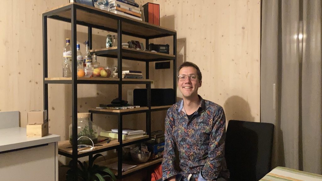 Jaap woont in een tiny house op het dak van een winkelcentrum 7 Tiny Houses Op Het Dak Van Een Winkelcentrum In Leiden