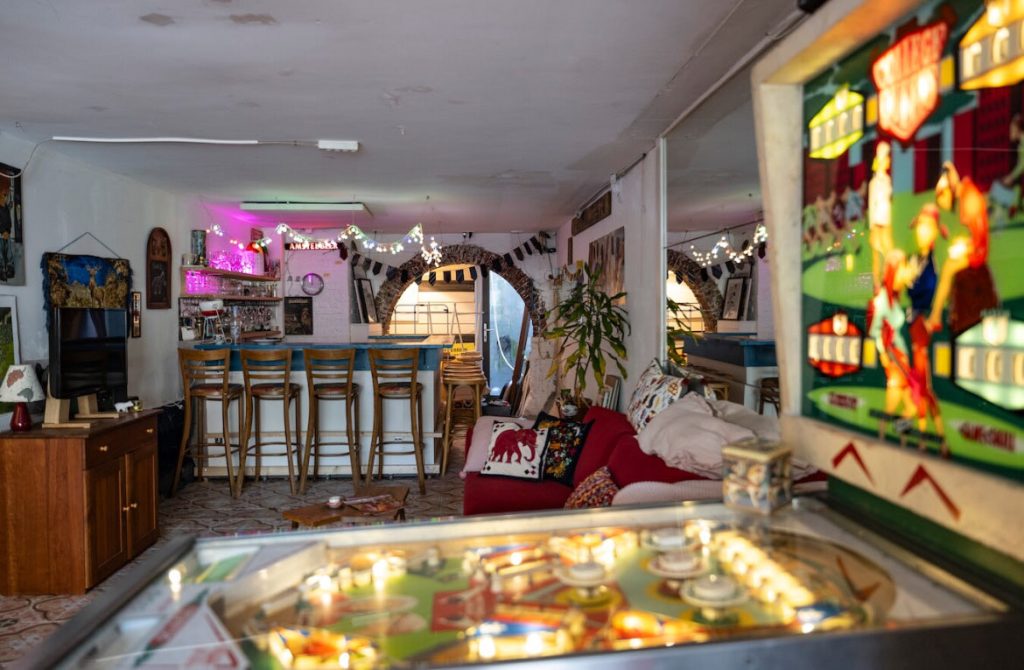 Samenwonen Met Vrienden: Irene En Renske Kochten Met 3 Vrienden Een Huis In Hartje Nijmegen