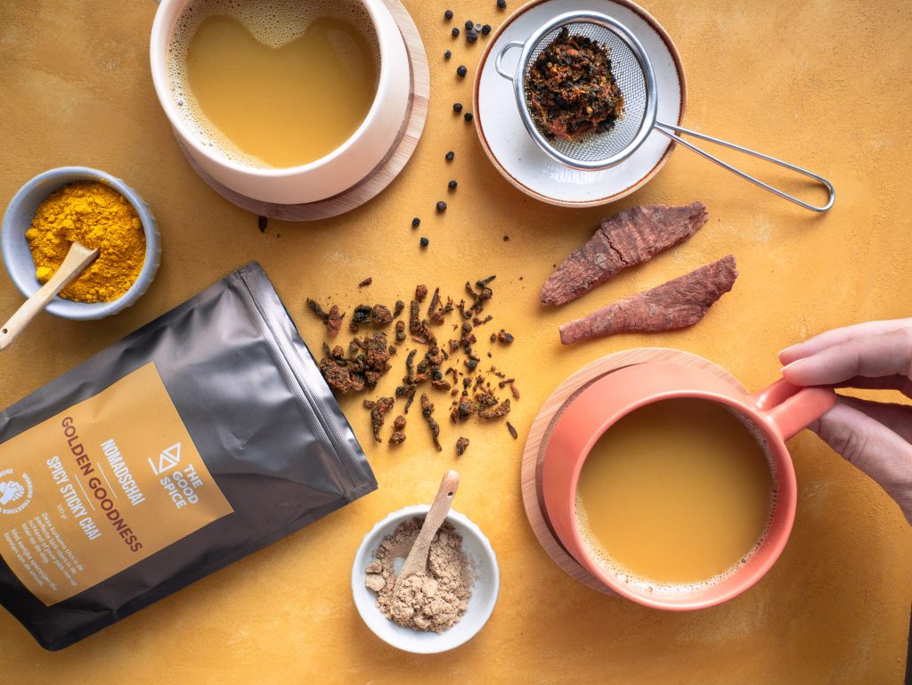 Kleine potjes, grote impact: Iona verkoopt eerlijke specerijen en die smaken écht beter 4 Iona Mulder Brengt Met Haar Eerlijke Specerijen Smaak Terug In Jouw Keuken