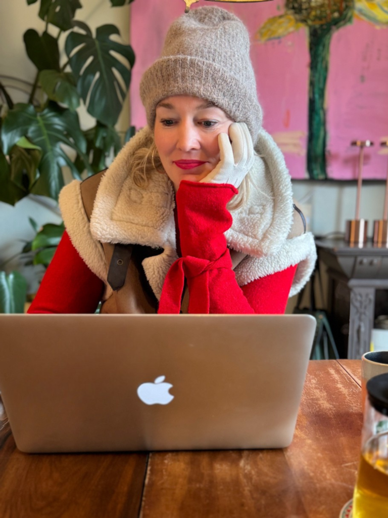 4 slimme, warme kledingtips: Zo krijg je het thuis warm, zonder de verwarming aan te zetten 2 4 Slimme, Warme Kledingtips: Zo Krijg Je Het Thuis Warm, Zonder De Verwarming Aan Te Zetten