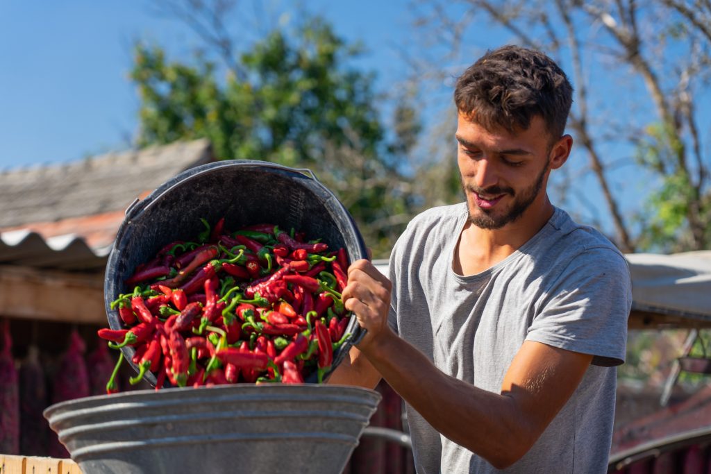 Kleine potjes, grote impact: Iona verkoopt eerlijke specerijen en die smaken écht beter 5 Iona Mulder Brengt Met Haar Eerlijke Specerijen Smaak Terug In Jouw Keuken