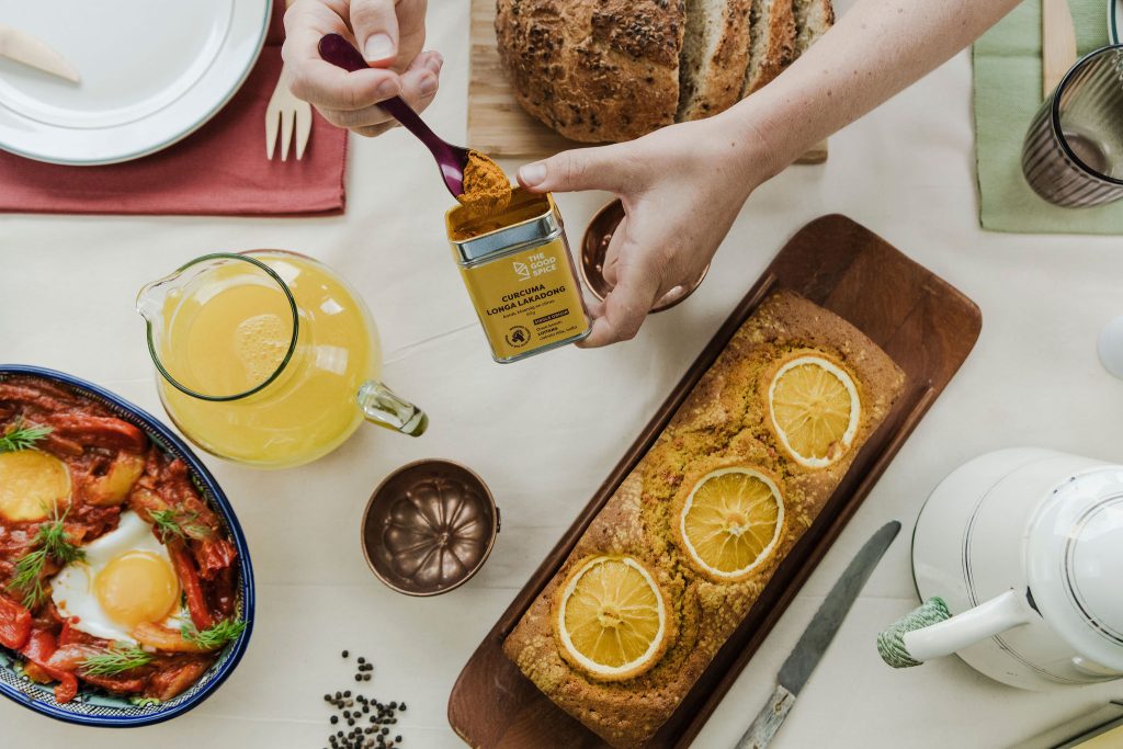Kleine potjes, grote impact: Iona verkoopt eerlijke specerijen en die smaken écht beter 7 Iona Mulder Brengt Met Haar Eerlijke Specerijen Smaak Terug In Jouw Keuken