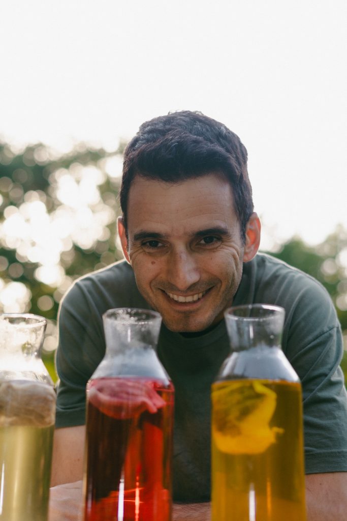 Dit drankje smaakt zo zoet als limonade, maar bestaat alleen uit kruiden, zónder suiker 3 Deze Limonade Is Gemaakt Van Regeneratieve Kruiden En Bevat Geen Suiker