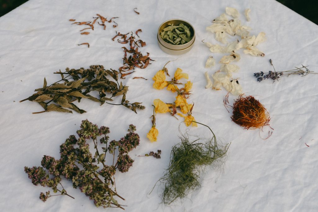 Dit drankje smaakt zo zoet als limonade, maar bestaat alleen uit kruiden, zónder suiker 2 Deze Limonade Is Gemaakt Van Regeneratieve Kruiden En Bevat Geen Suiker