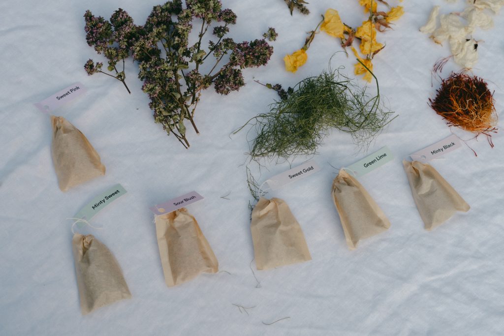 Dit drankje smaakt zo zoet als limonade, maar bestaat alleen uit kruiden, zónder suiker 4 Deze Limonade Is Gemaakt Van Regeneratieve Kruiden En Bevat Geen Suiker