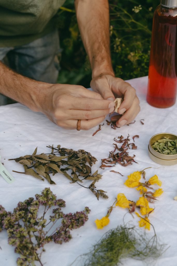Dit drankje smaakt zo zoet als limonade, maar bestaat alleen uit kruiden, zónder suiker 5 Deze Limonade Is Gemaakt Van Regeneratieve Kruiden En Bevat Geen Suiker