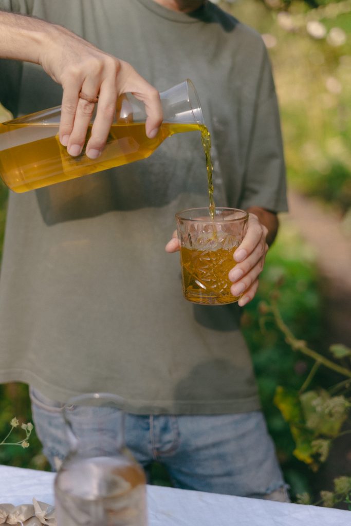 Dit drankje smaakt zo zoet als limonade, maar bestaat alleen uit kruiden, zónder suiker 6 Deze Limonade Is Gemaakt Van Regeneratieve Kruiden En Bevat Geen Suiker