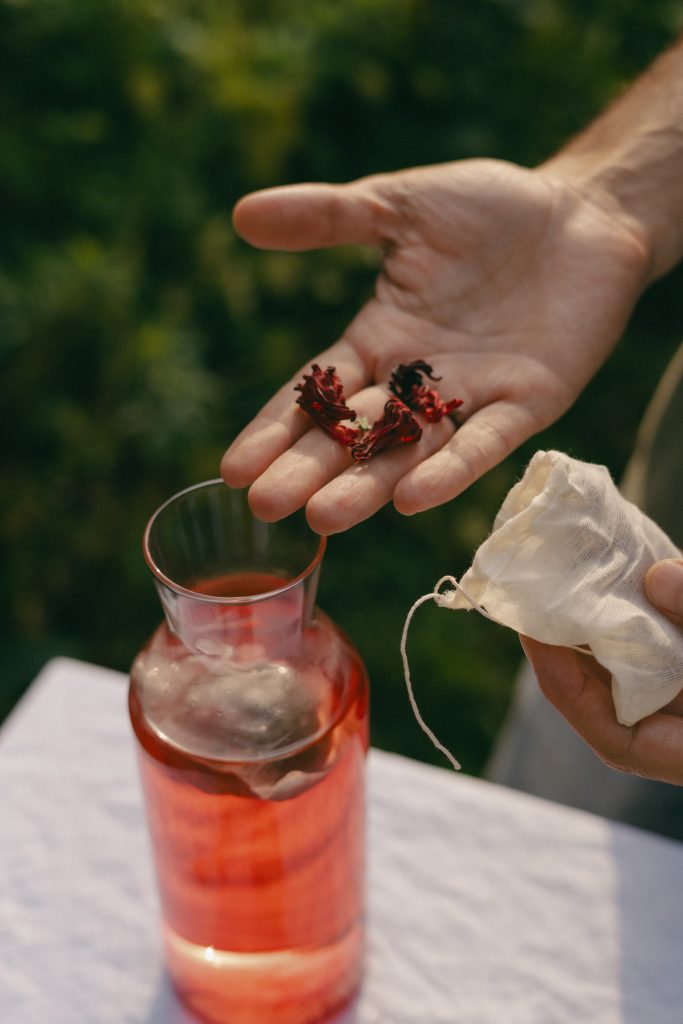 Dit drankje smaakt zo zoet als limonade, maar bestaat alleen uit kruiden, zónder suiker 7 Deze Limonade Is Gemaakt Van Regeneratieve Kruiden En Bevat Geen Suiker