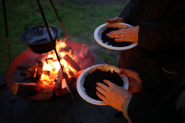 Aarderoeren Is Een Verbindend Ritueel Dat Je Tussen Kerst En Oud &Amp; Nieuw Uitvoert