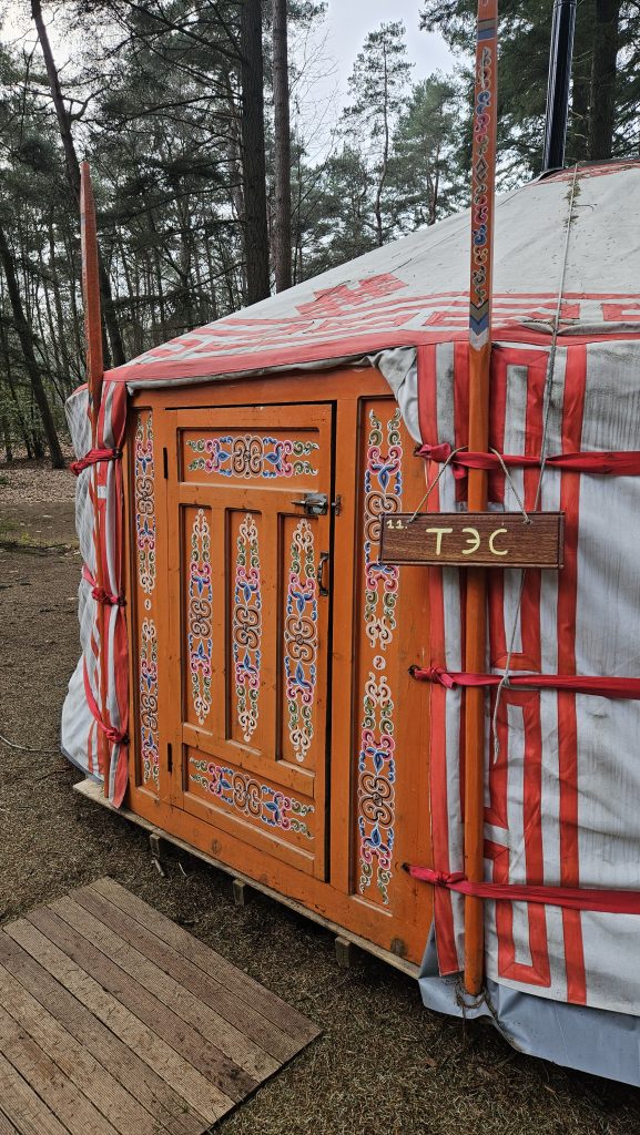 Winterwoods: winterkamperen in een yurt met houtkachel én bed, middenin de natuur 2 Winterkamperen Of Glamping 2.0 Bij Winterwoods In Drenthe, Middenin De Bossen
