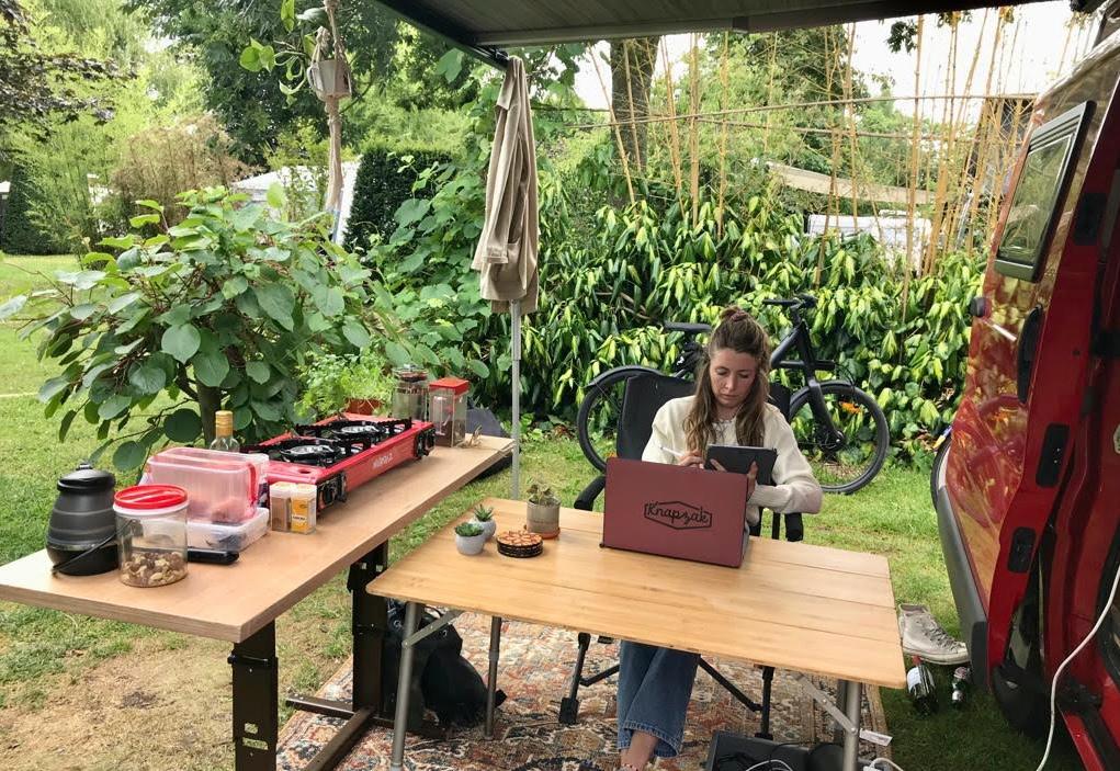 Digitale nomade: hoe psycholoog Judy meer ruimte vond door alles los te laten 4 Psycholoog Judy Werkt Als Digitale Nomade Vanuit Haar Camper