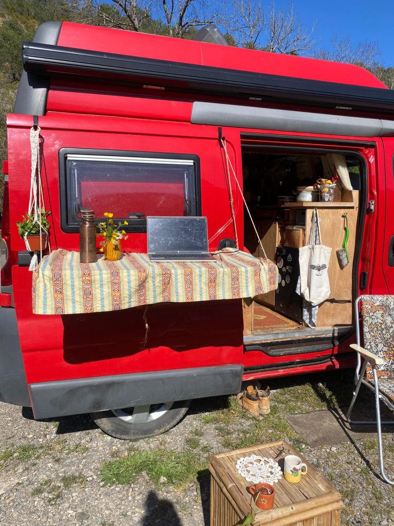 Digitale nomade: hoe psycholoog Judy meer ruimte vond door alles los te laten 3 Psycholoog Judy Werkt Als Digitale Nomade Vanuit Haar Camper