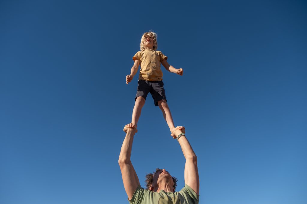 Brecht en zijn gezin trekken al 5 jaar met een oude camper door Europa. Dit is wat het hem brengt. 