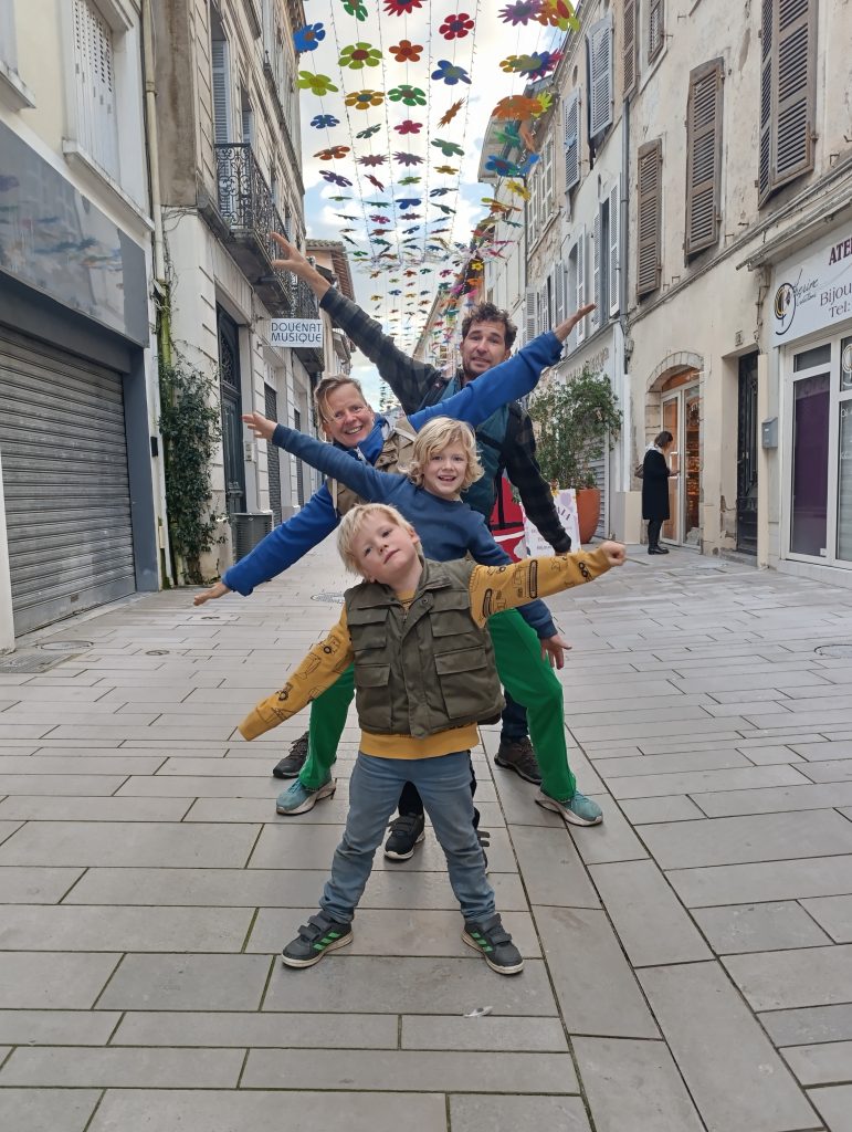 Brecht en zijn gezin trekken al 5 jaar met een oude camper door Europa. Dit is wat het hem brengt. 