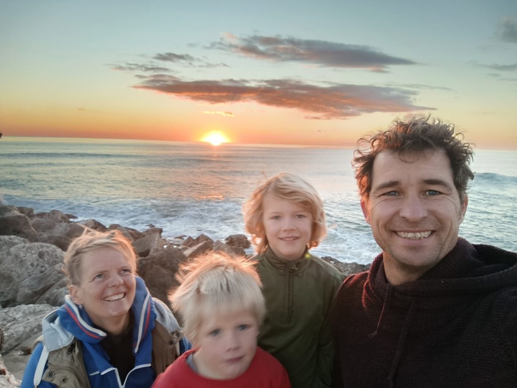 Brecht en zijn gezin trekken al 5 jaar met een oude camper door Europa. Dit is wat het hem brengt. 