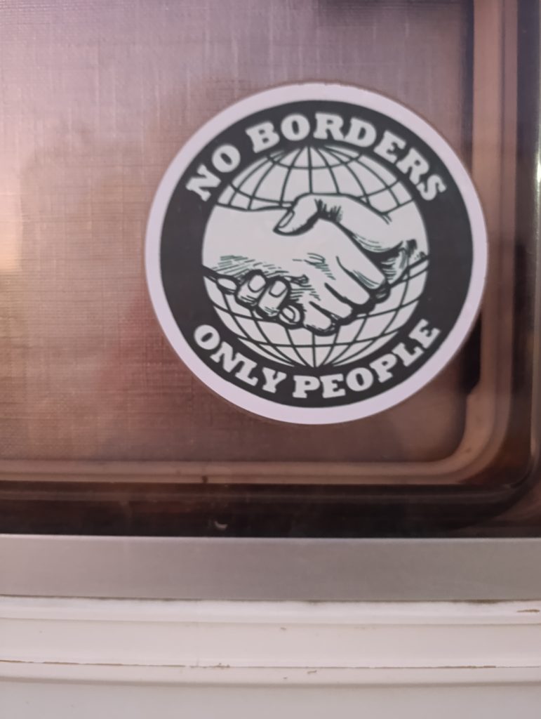 Brecht en zijn gezin trekken al 5 jaar met een oude camper door Europa. Dit is wat het hem brengt. 