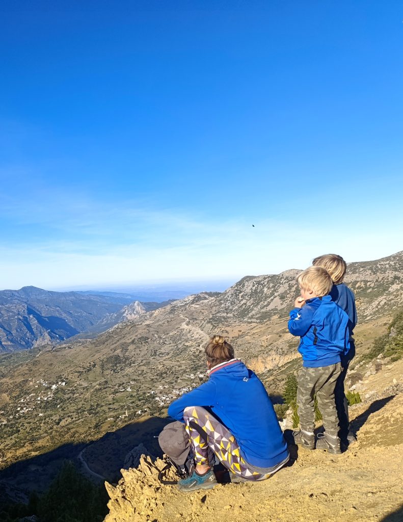 Brecht en zijn gezin trekken al 5 jaar met een oude camper door Europa. Dit is wat het hem brengt. 
