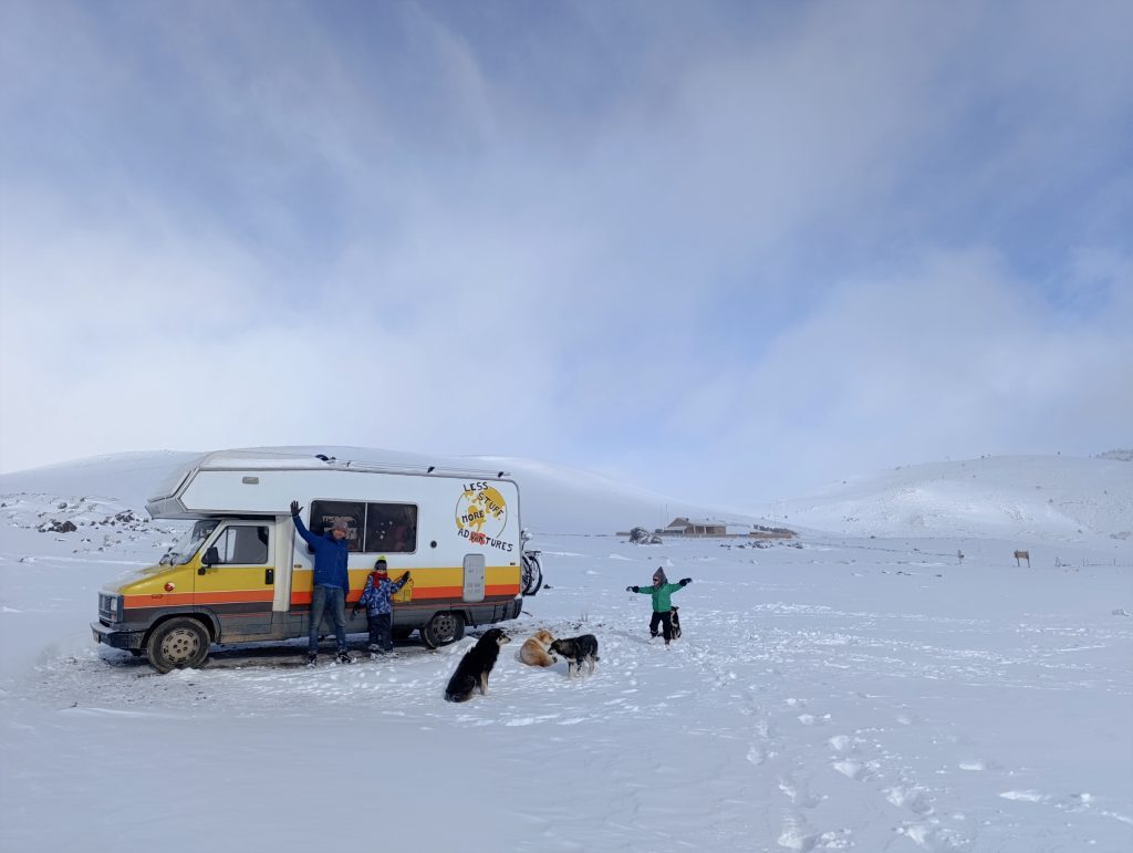 Brecht en zijn gezin trekken al 5 jaar met een oude camper door Europa. Dit is wat het hem brengt. 