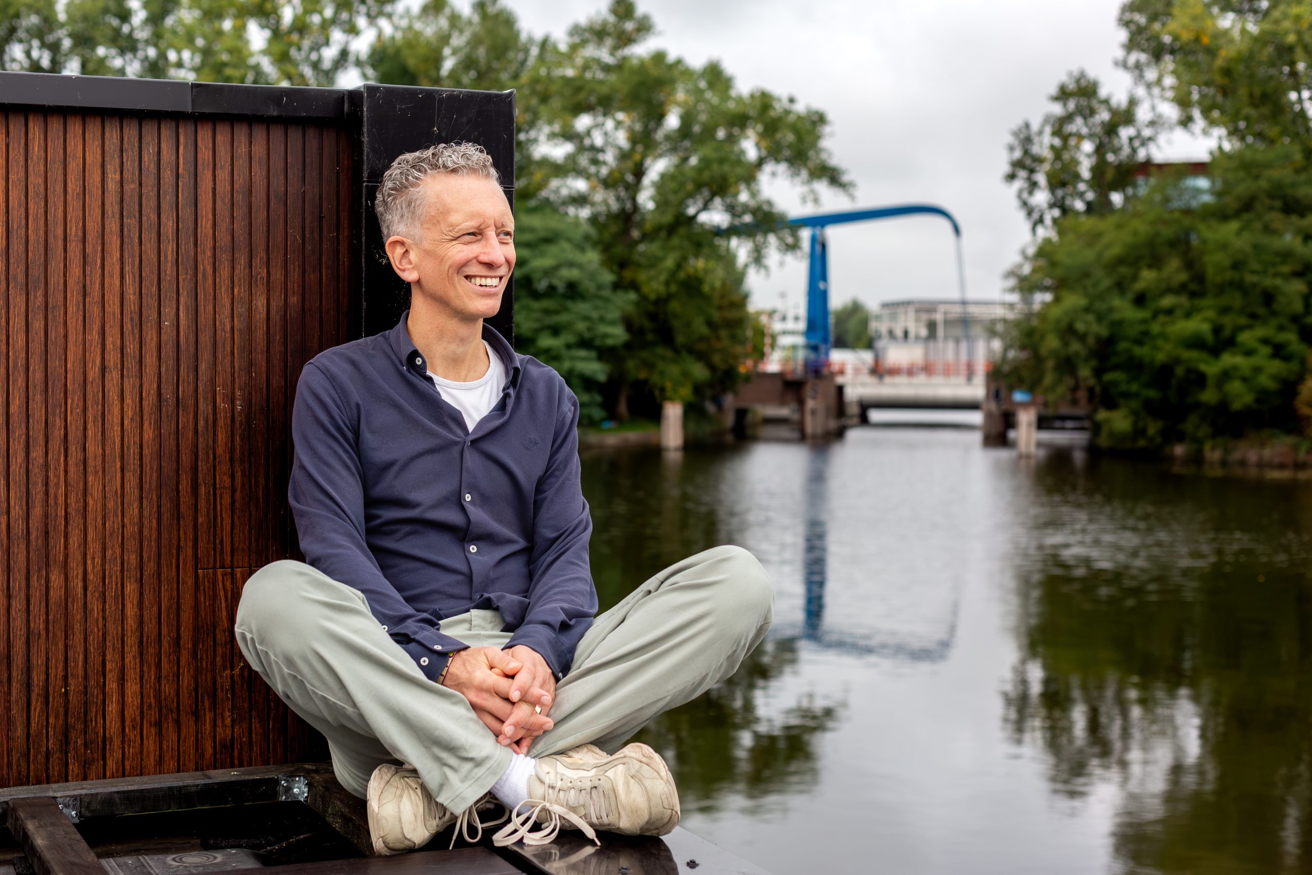 Architect Anton Surink ontwierp zijn eigen duurzame woonark met een Triodos Bank hypotheek